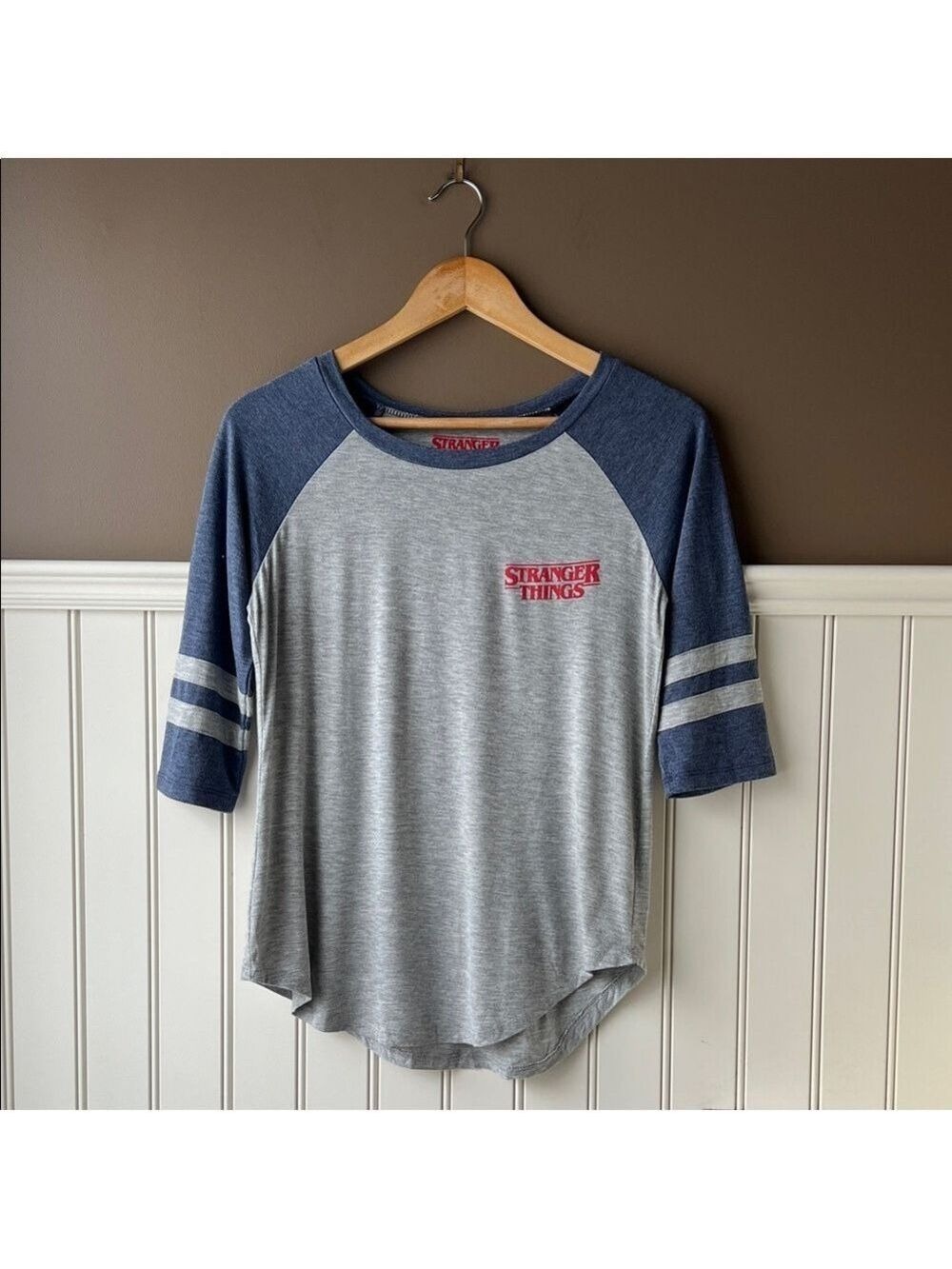 Stranger Things Gray Raglan T-Shirt Small - Picture 2 of 9
